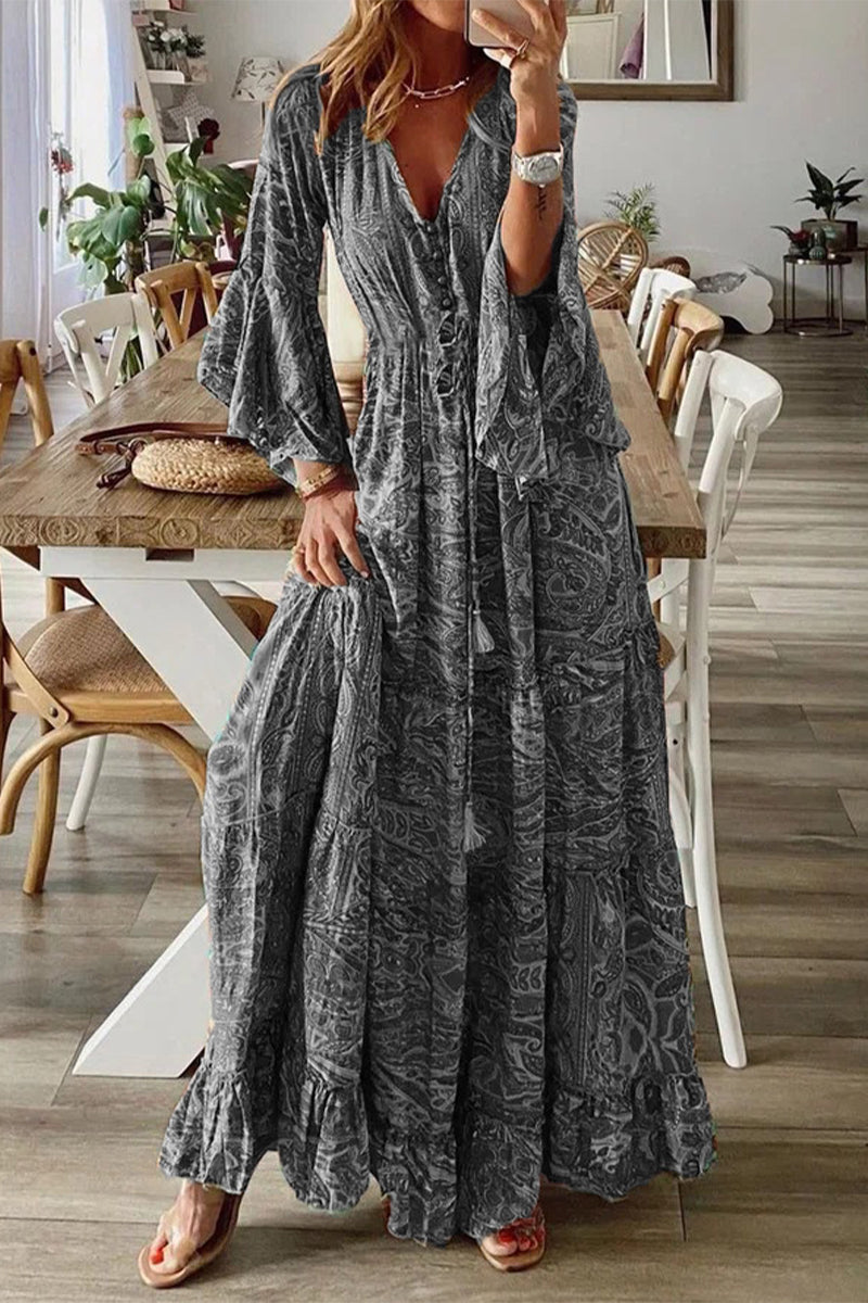 Boho-Kleid mit V-Ausschnitt und ausgestellten Ärmeln