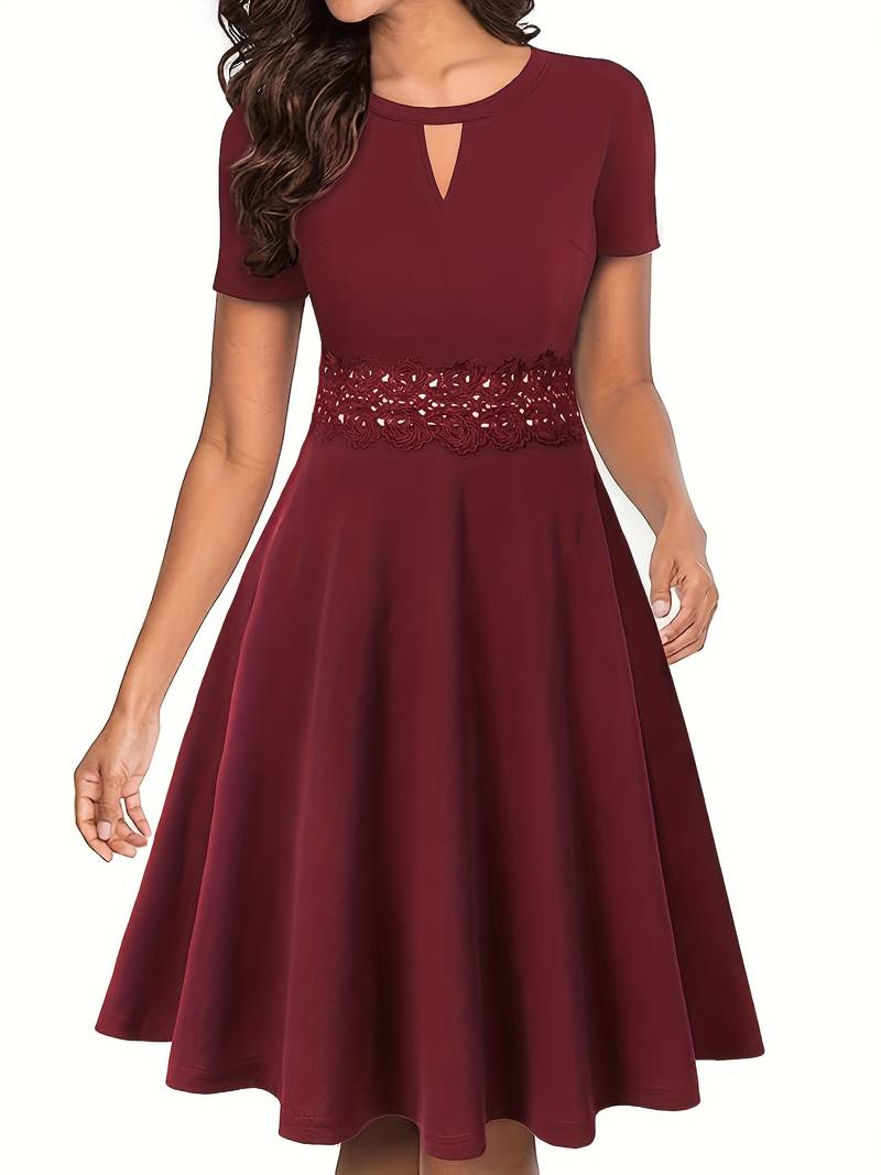 Blaues Kleid mit kontrastierender Spitze und Taillierung