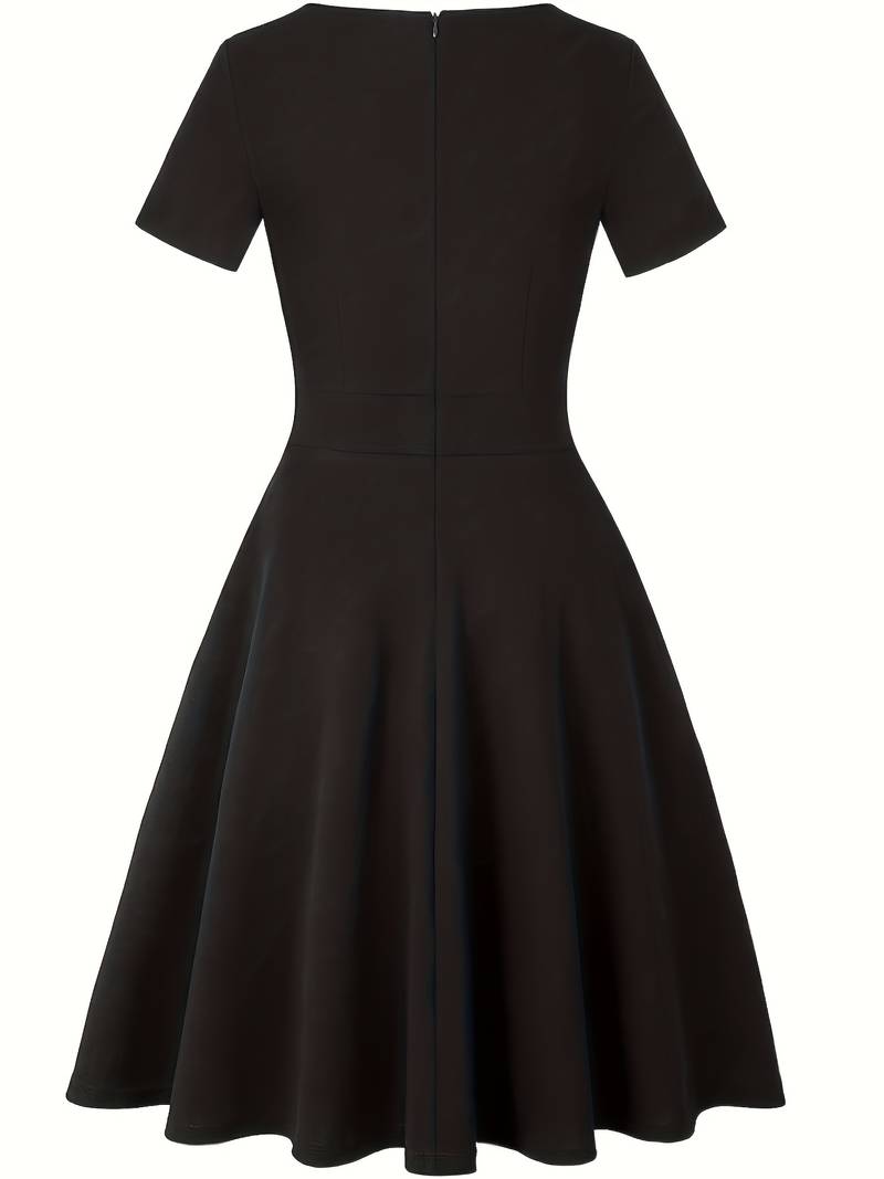 Blaues Kleid mit kontrastierender Spitze und Taillierung