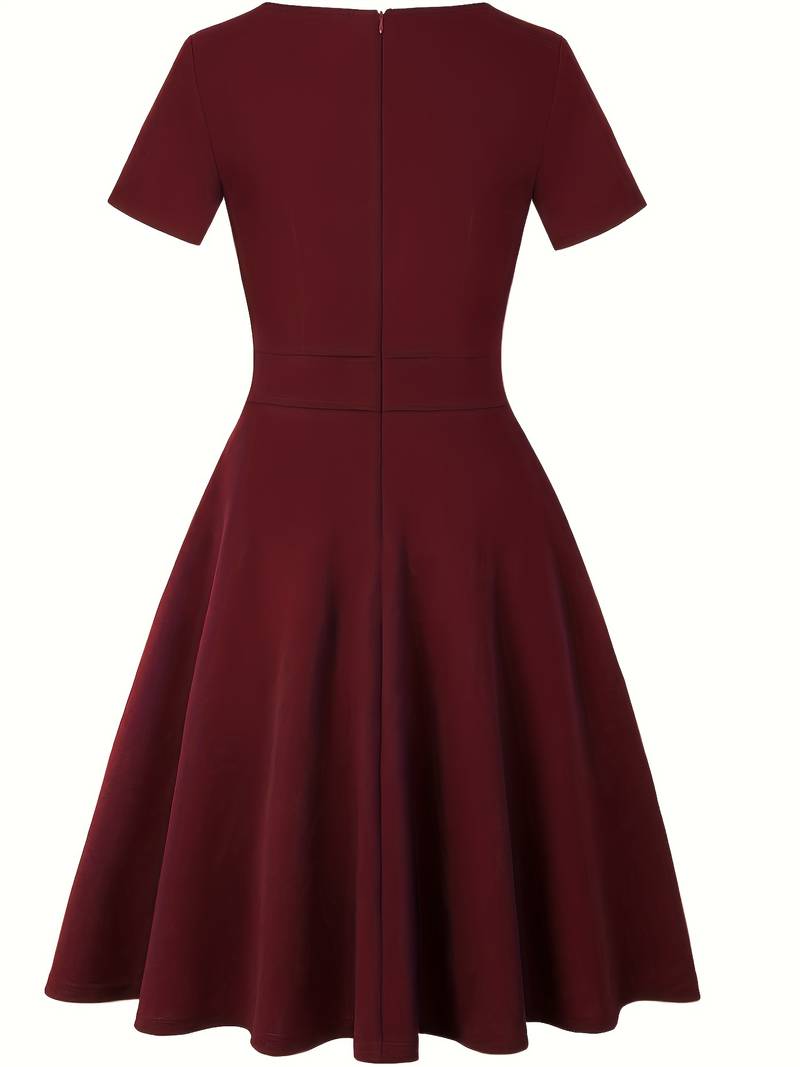 Blaues Kleid mit kontrastierender Spitze und Taillierung