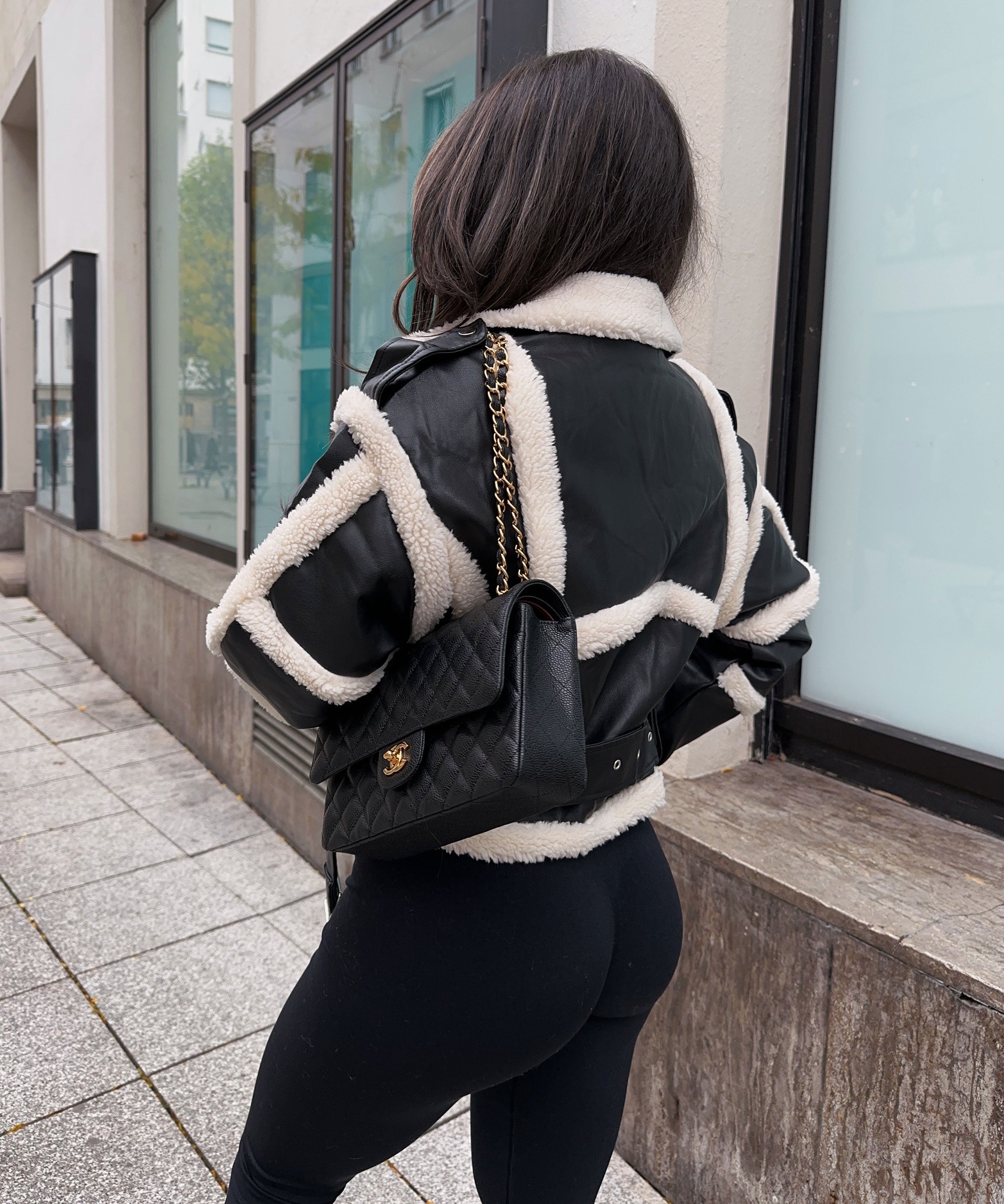 Daria Schwarze Plüschjacke