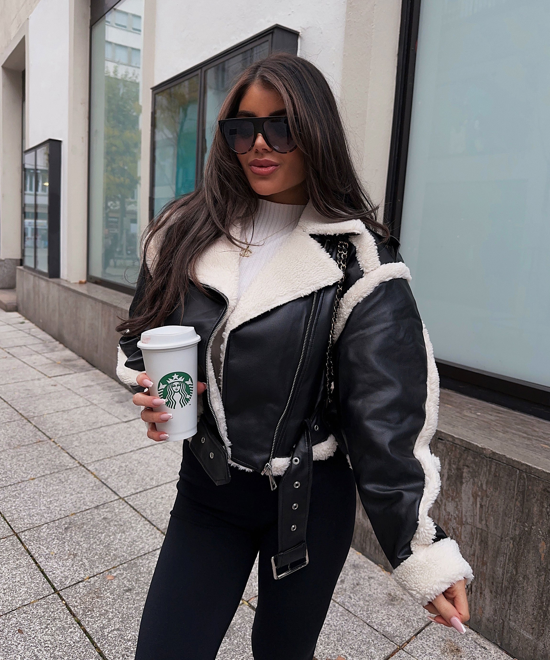 Daria Schwarze Plüschjacke