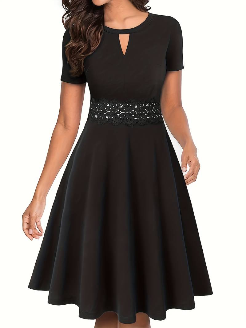 Blaues Kleid mit kontrastierender Spitze und Taillierung